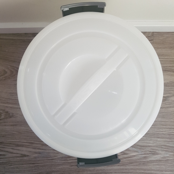 {FWP} [MISTRAL] 6-Gallon White Hamelin Garbage Bin with Locking Lid - Picture 5 of 9